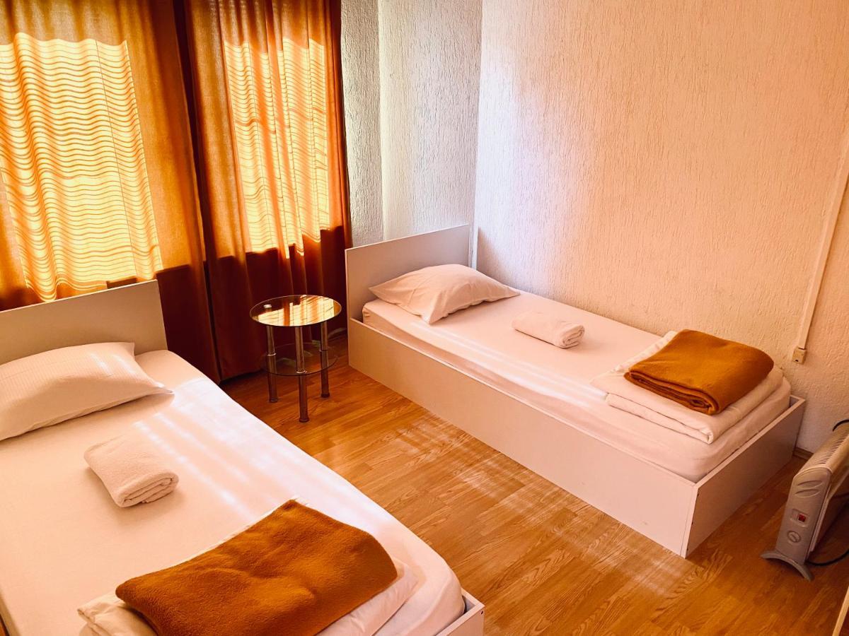 Bus Station Hostel Pristina Esterno foto