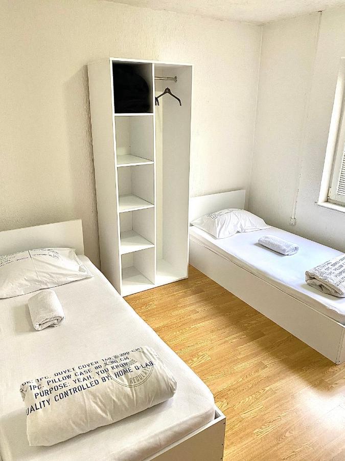 Bus Station Hostel Pristina Esterno foto