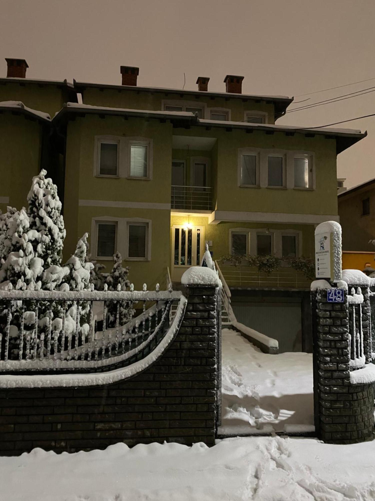 Bus Station Hostel Pristina Esterno foto